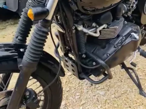 Triumph Bonneville — LMC Side Cover