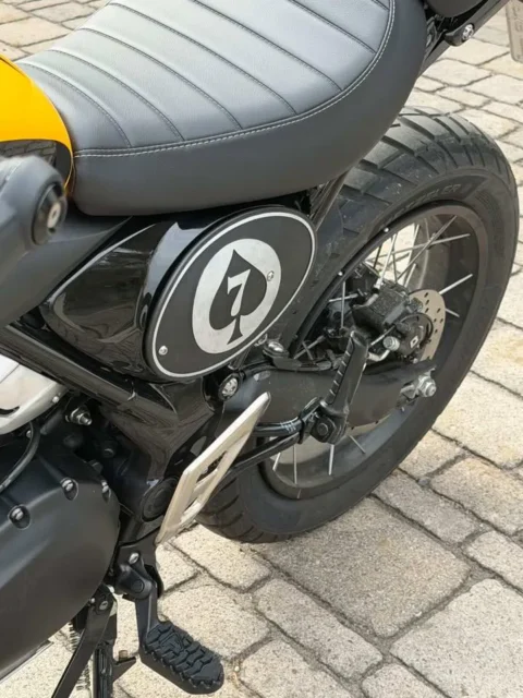 Triumph Scrambler 400 X — Mounted Detail