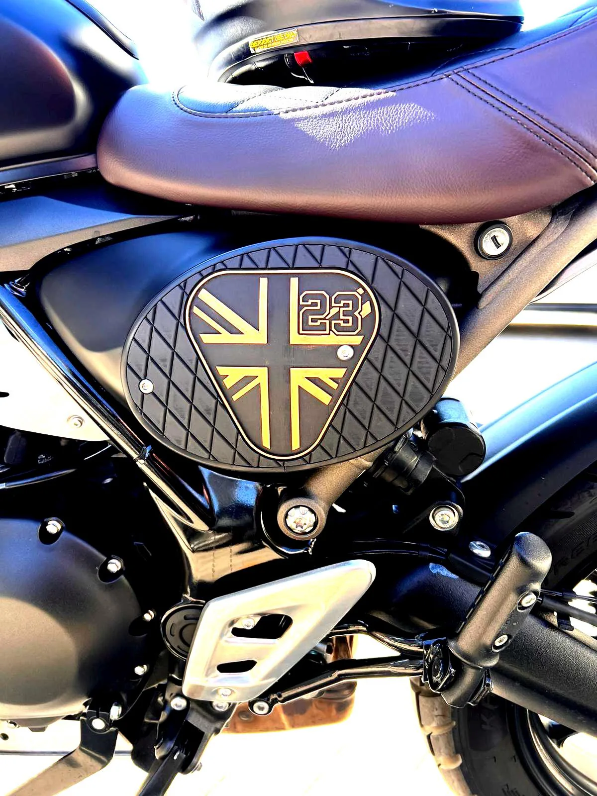 Triumph Scrambler 400 X — Detalle lateral