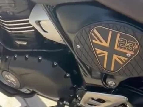 Triumph Scrambler 400 X — Side Panel