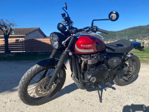 Triumph Scrambler 900 — Front Stance