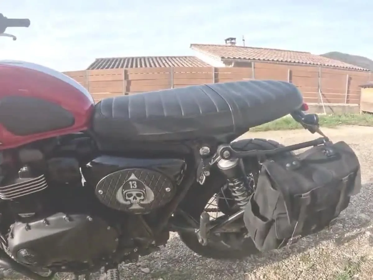 Triumph Scrambler 900 — Cubiertas bajo el asiento