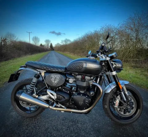 Triumph Speed Twin 1200 equipped with Lord Motor Customs side covers