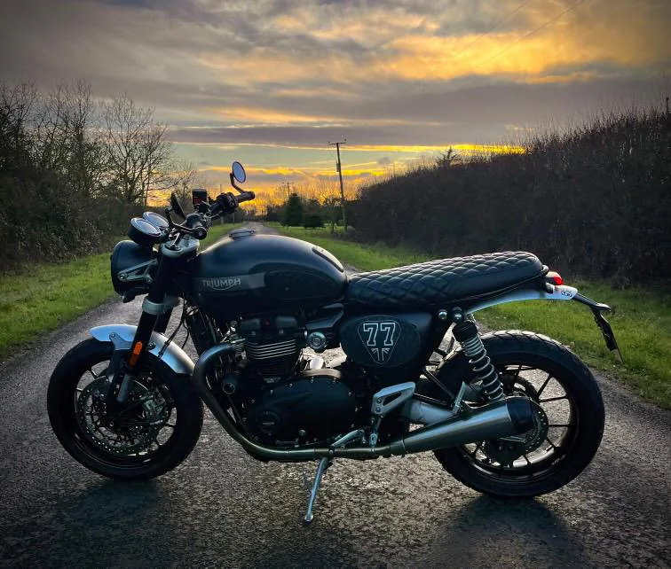 Triumph Speed Twin 1200 — Perfil al atardecer