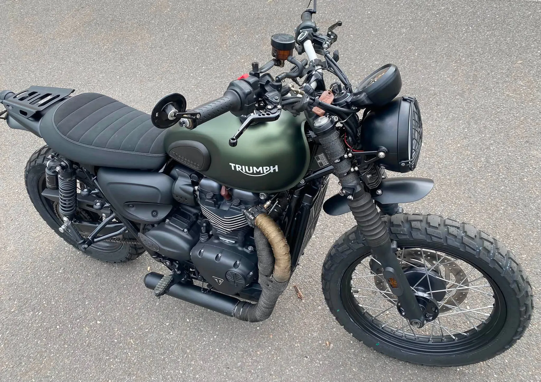 Triumph Scrambler 900 — Proyecto de cliente verde, Vista de tres cuartos