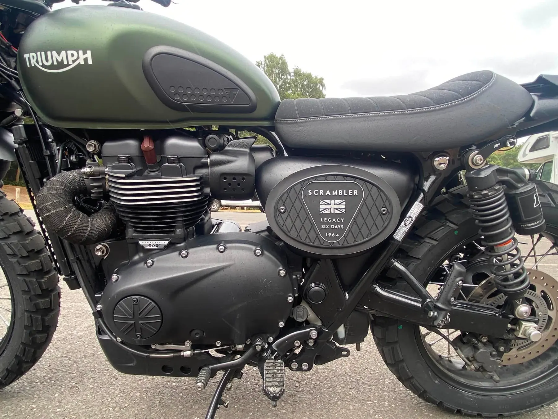 Triumph Scrambler 900 — Modelo anterior Tapa lateral, Detalle instalado