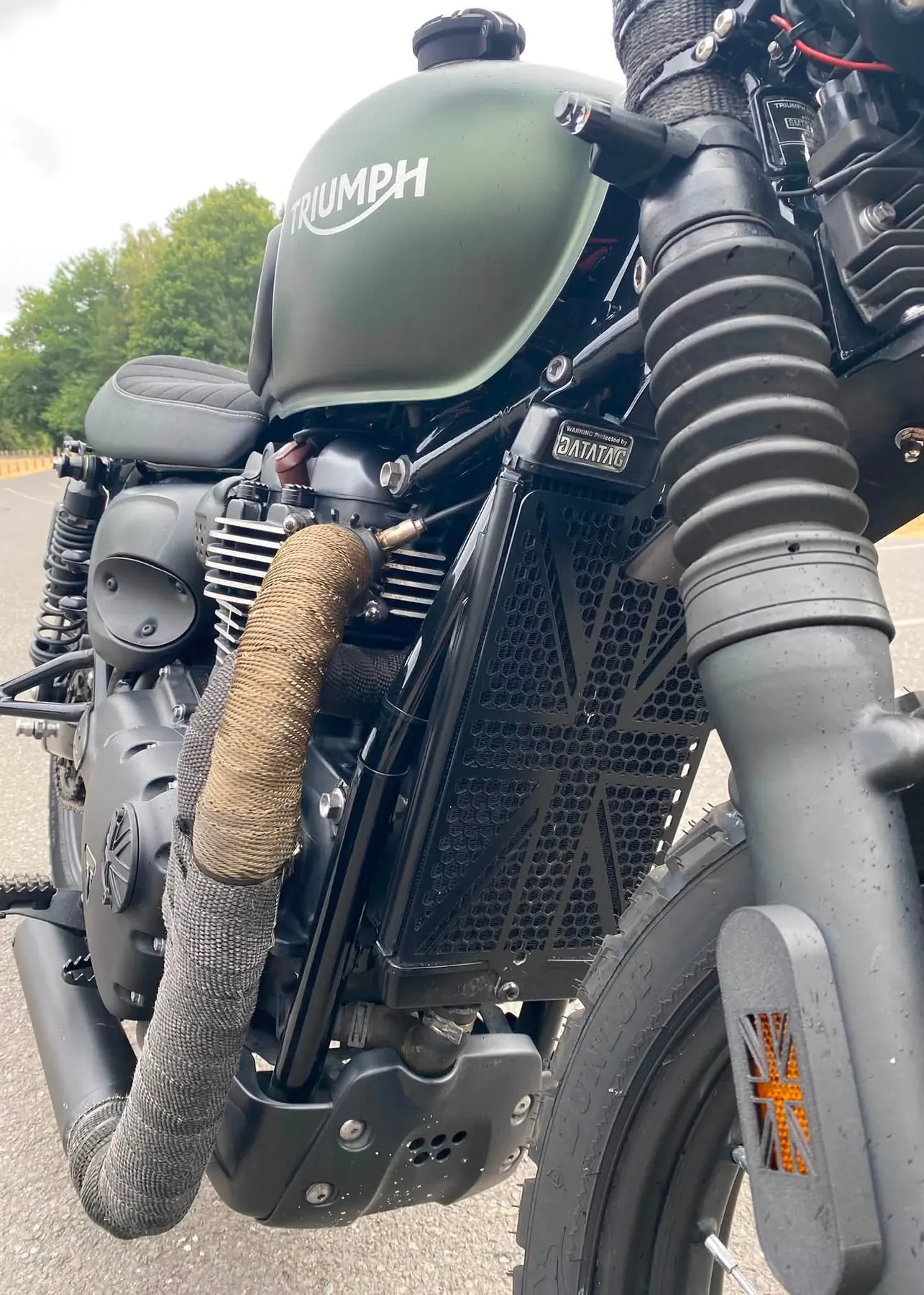 Triumph Scrambler 900 — Detalle de la protección del radiador y del escape
