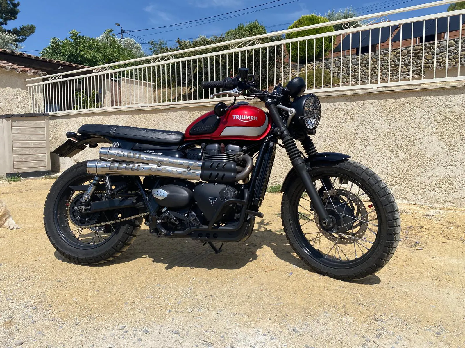 Triumph Scrambler 900 — Proyecto de cliente rojo, Lado del escape