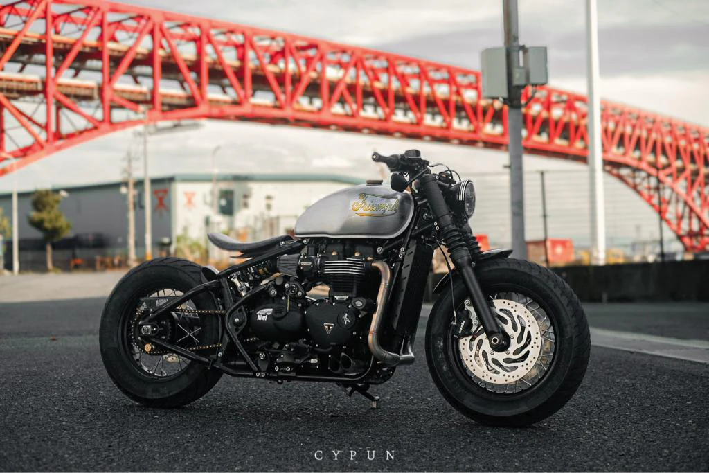Tapa de motor Triumph personalizada — Proyecto de cliente, Perfil lateral