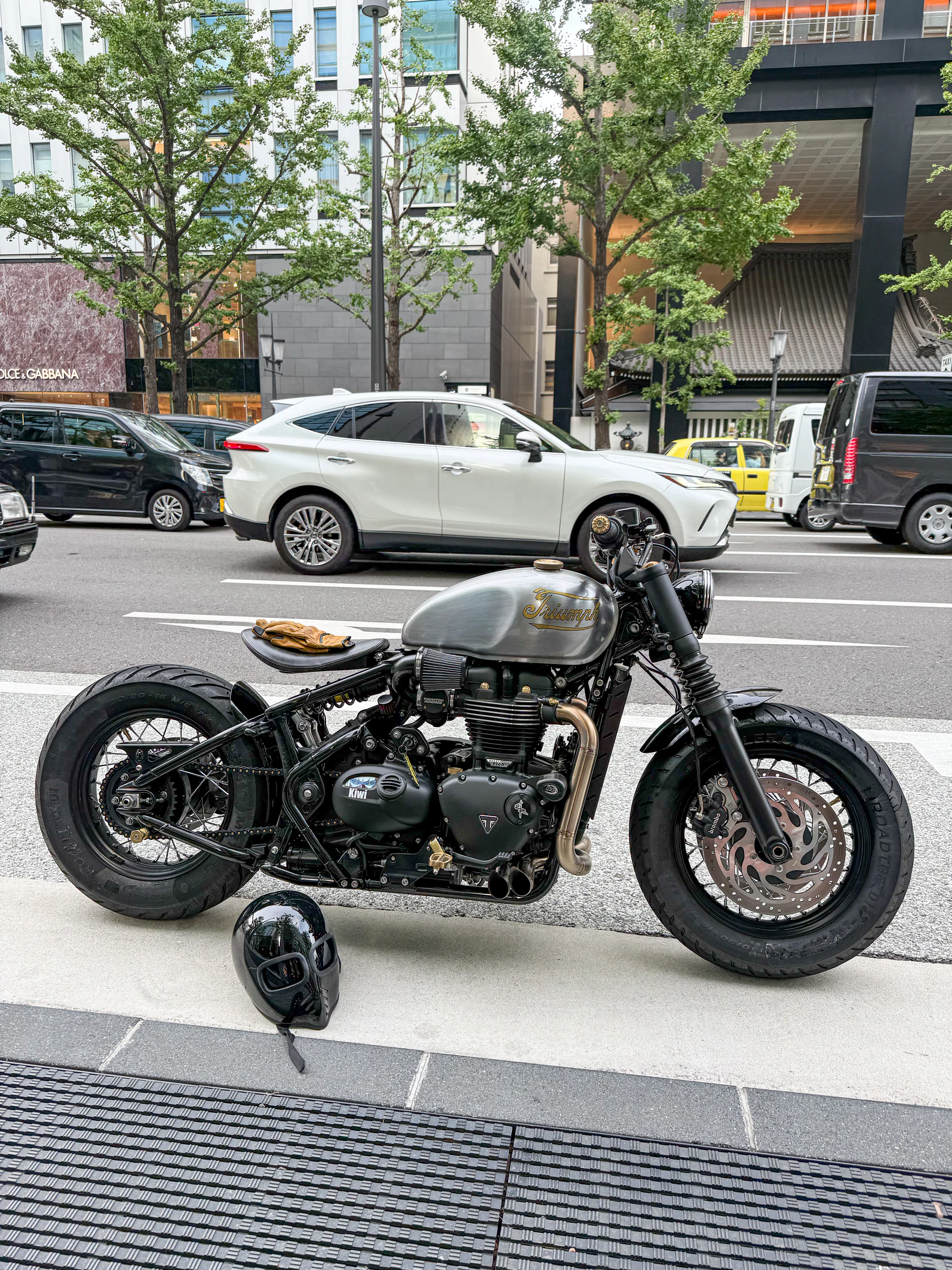 Tapa de motor Triumph personalizada — Proyecto de cliente, Detalle lateral