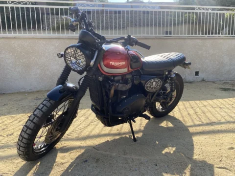 Red Triumph Scrambler 900 with DRENGR side cover